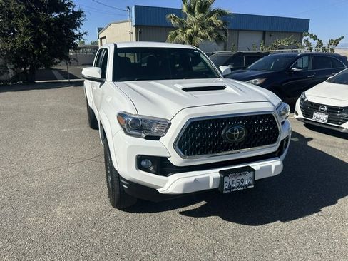 Used 2018 Toyota Tacoma TRD Sport w/ Technology Package AWD/4WD image 18