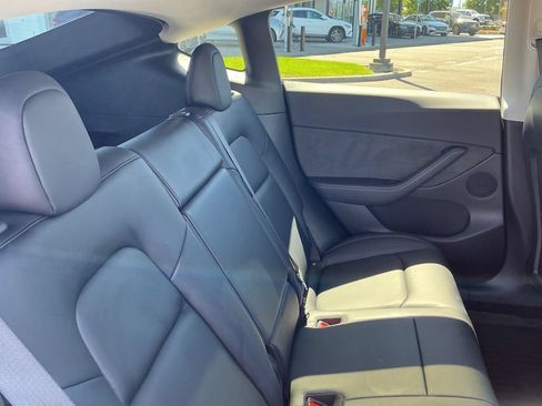 Used 2022 Tesla Model Y Long Range AWD/4WD image 19