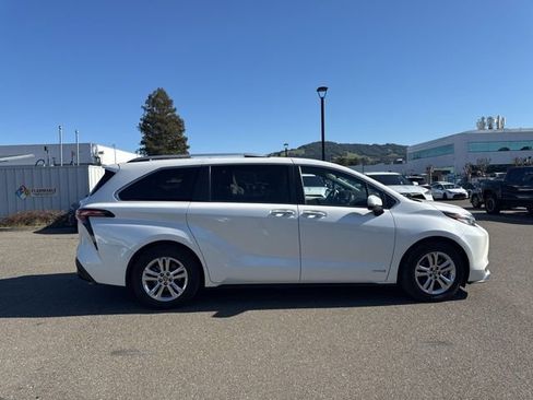Used 2021 Toyota Sienna Platinum image 3