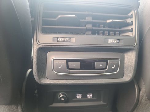 Used 2019 Audi Q8 Premium image 25
