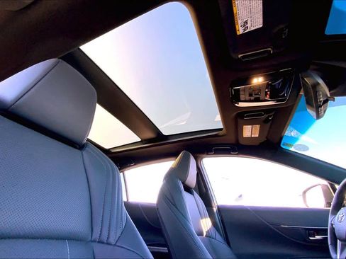 Used 2022 Toyota Venza Limited image 13