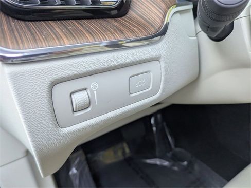 Certified 2022 Volvo XC60 B5 Momentum w/ Advanced Package image 23