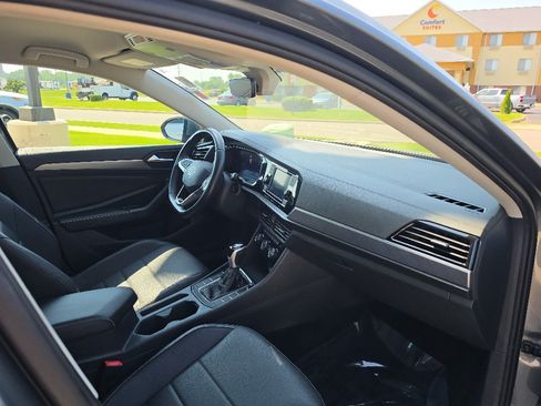 Used 2024 Volkswagen Jetta SE FWD image 11