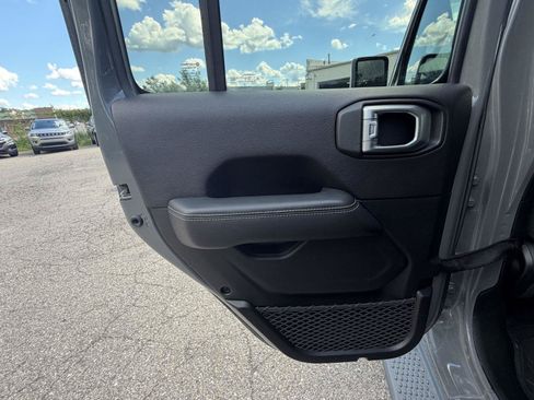 Used 2019 Jeep Wrangler Unlimited Sahara AWD/4WD image 21