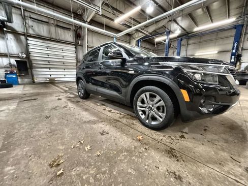 Certified 2022 Kia Seltos S image 11