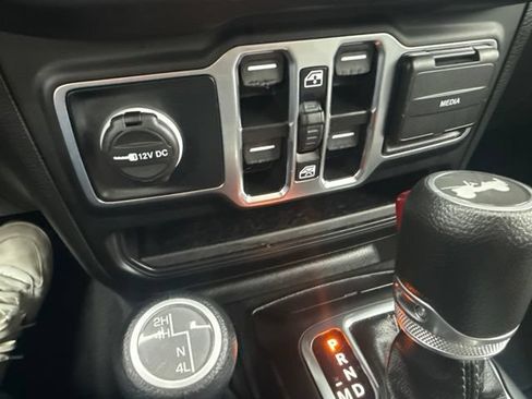 Used 2025 Jeep Wrangler Unlimited Sahara AWD/4WD image 24