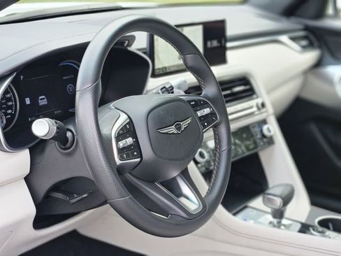 Used 2025 Genesis G70 2.5T image 12
