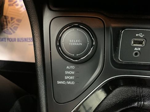 Used 2019 Jeep Cherokee Limited w/ Technology Group AWD/4WD image 26
