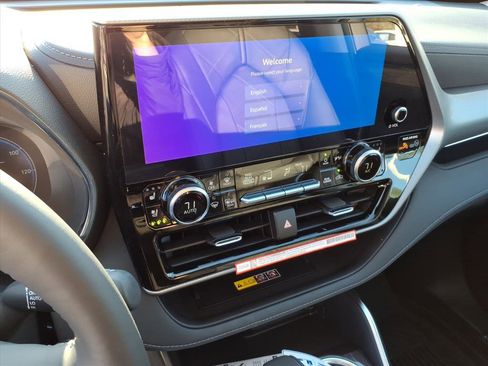New 2026 Toyota Highlander Platinum image 13