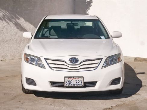 Used 2011 Toyota Camry LE image 2
