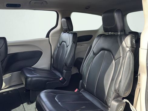 Used 2023 Chrysler Pacifica Touring-L image 19
