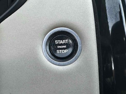 Used 2018 Land Rover Discovery SE image 42