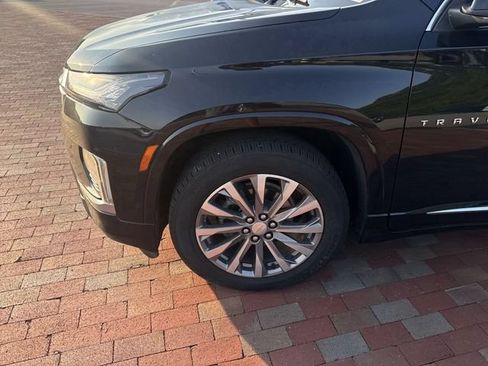 Used 2023 Chevrolet Traverse Premier FWD image 2