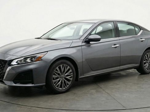 Used 2025 Nissan Altima 2.5 SV image 3