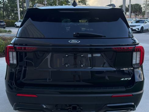 Used 2025 Ford Explorer ST-Line w/ ST-Line Street Pack image 8