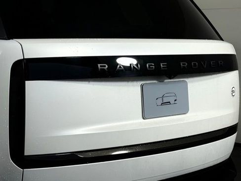 Certified 2025 Land Rover Range Rover SV image 16