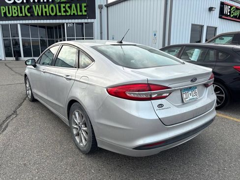 Used 2017 Ford Fusion SE FWD image 4