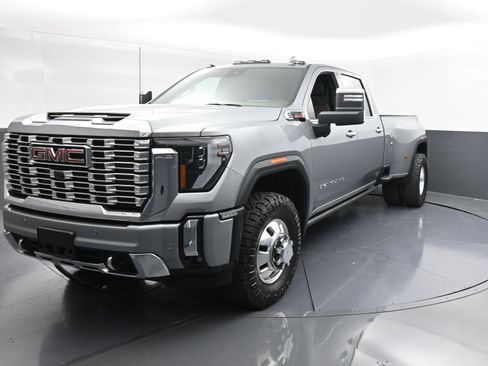 Used 2025 GMC Sierra 3500 Denali w/ Denali Reserve Package AWD/4WD image 4