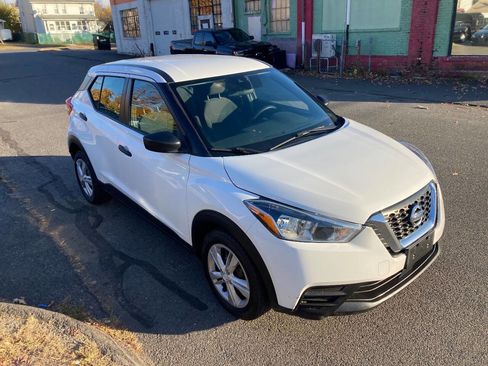 Used 2020 Nissan Kicks S image 1