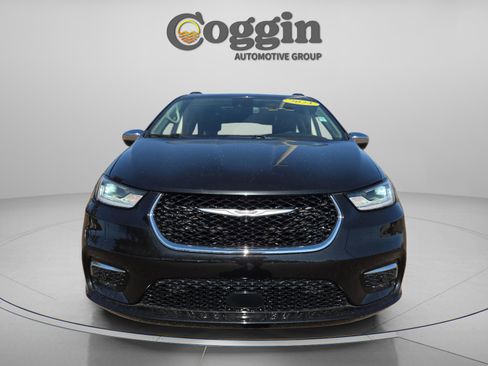 Used 2023 Chrysler Pacifica Limited w/ Uconnect Theater Family Group image 9