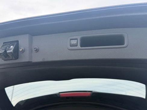 Used 2021 Toyota Highlander XLE image 25