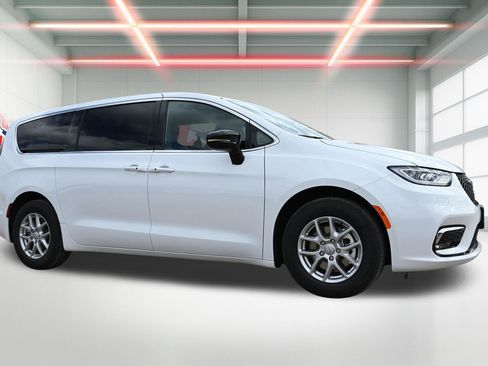 New 2026 Chrysler Pacifica Select image 5