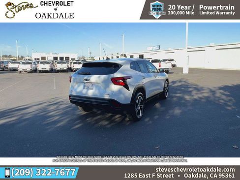 Certified 2025 Chevrolet Trax RS w/ Sunroof Package image 11