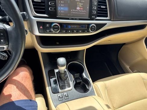 Used 2019 Toyota Highlander XLE AWD/4WD image 17