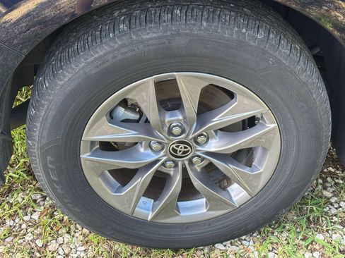Used 2025 Toyota Sienna XLE FWD image 33