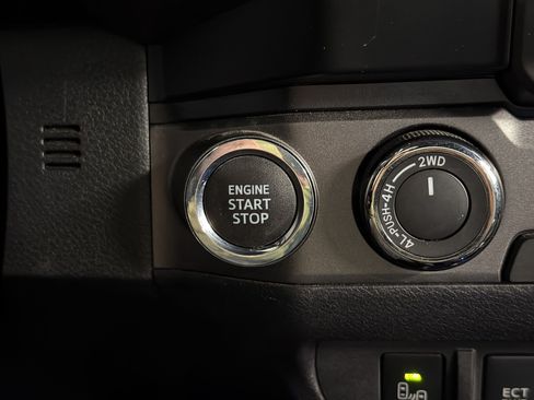 Used 2021 Toyota Tacoma TRD Off-Road w/ Technology Package AWD/4WD image 17