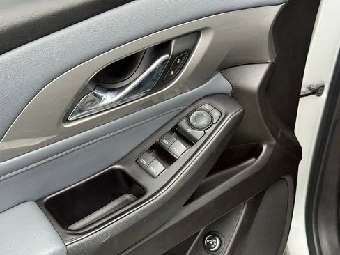 Used 2020 Chevrolet Traverse LT image 11