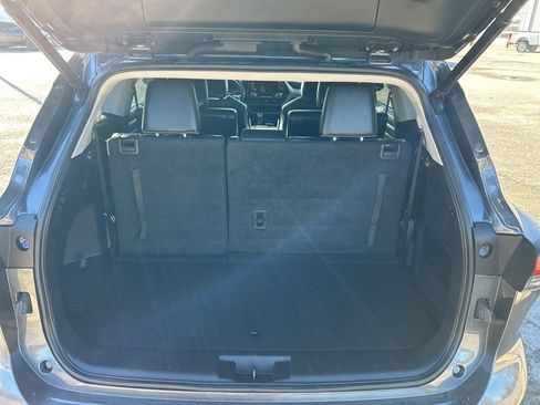Used 2023 Toyota Highlander XLE image 27