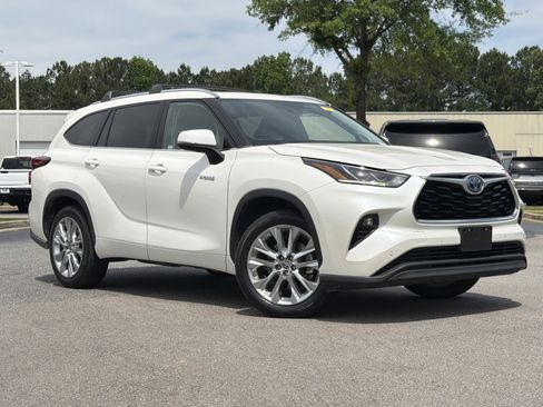 Used 2021 Toyota Highlander Limited FWD image 2