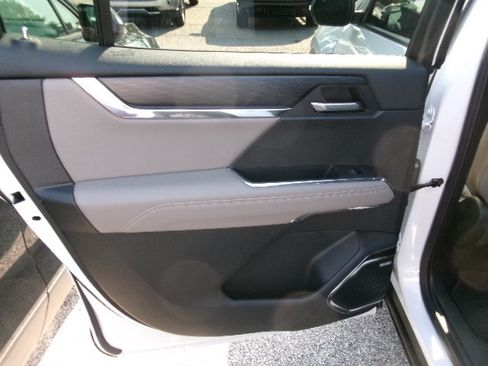 Used 2024 GMC Acadia Elevation FWD image 8