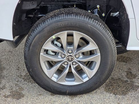 Used 2026 Toyota Sienna LE image 12