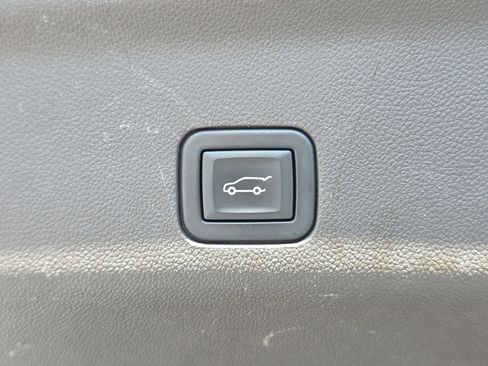 Used 2023 Chevrolet Suburban LT image 9