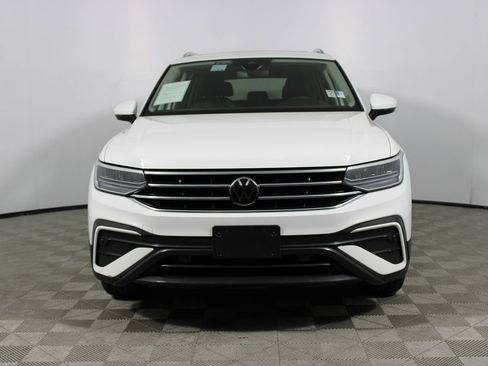 Used 2022 Volkswagen Tiguan SE w/ Panoramic Sunroof Package image 2
