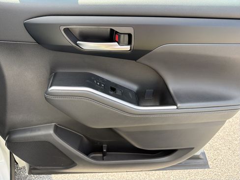 Certified 2025 Toyota Highlander XLE FWD image 26