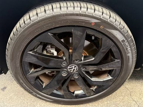 Used 2022 Volkswagen Taos SE w/ Panoramic Sunroof Package FWD image 25