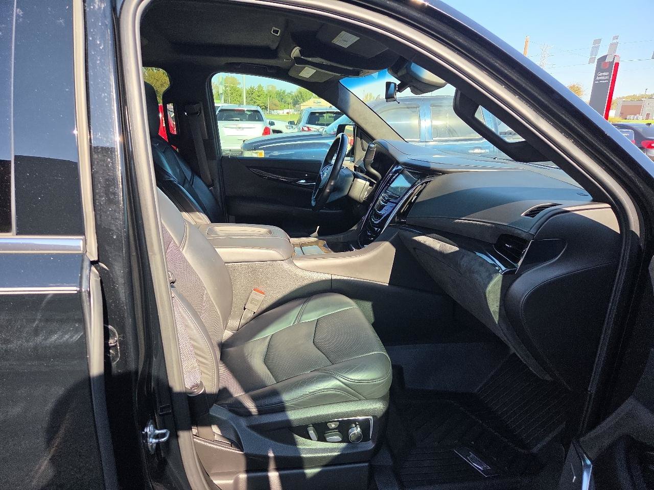 Used 2018 Cadillac Escalade Platinum AWD/4WD image 19