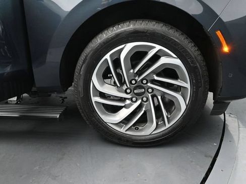Certified 2025 Lincoln Navigator Reserve AWD/4WD image 36