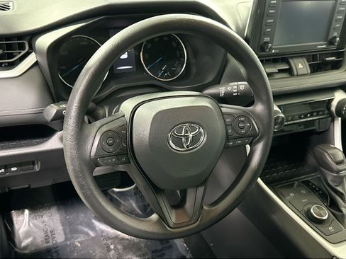 Used 2020 Toyota RAV4 LE image 18