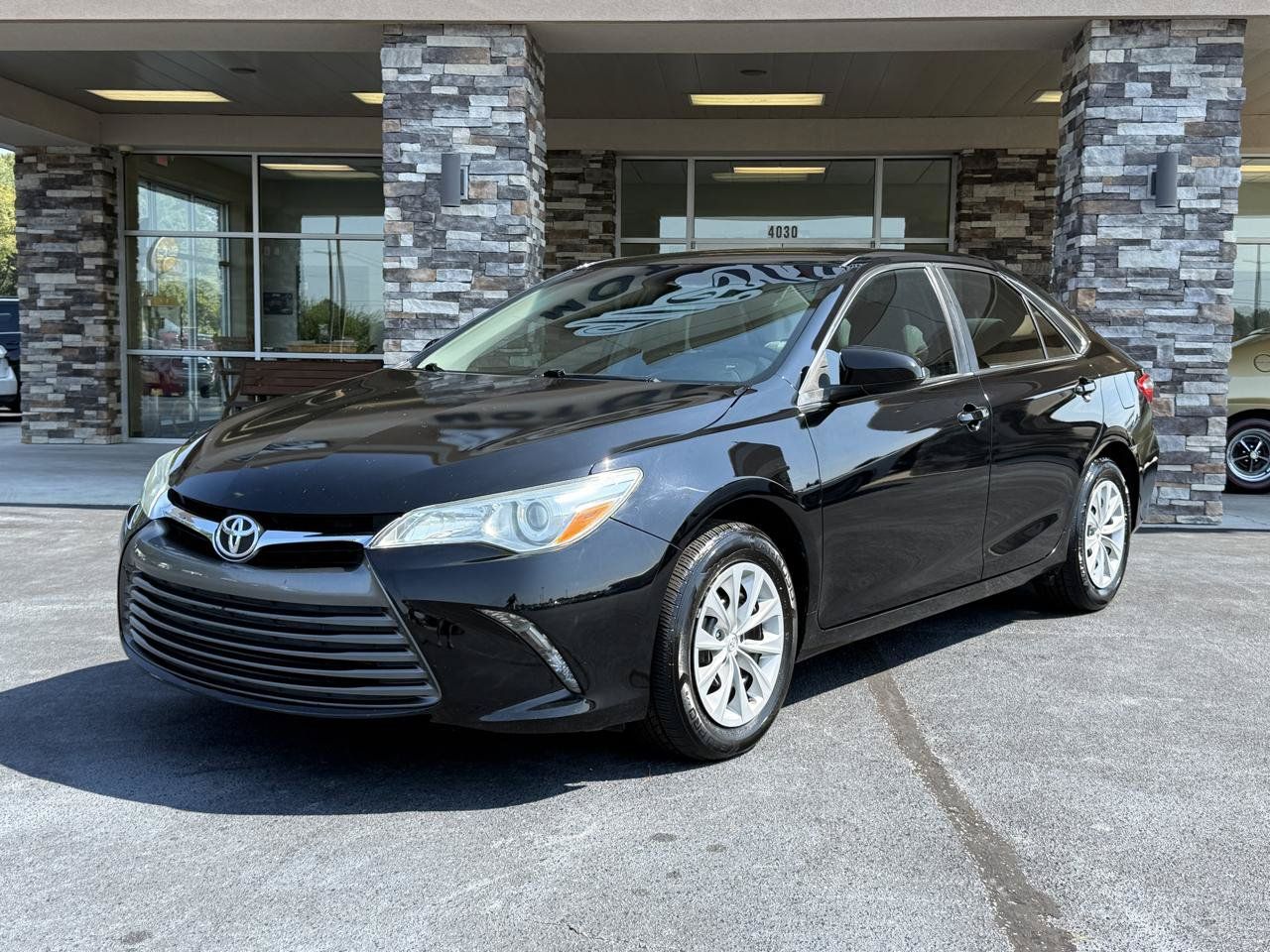 Used 2017 Toyota Camry LE FWD image 1