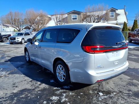 Used 2024 Chrysler Pacifica Touring-L image 3