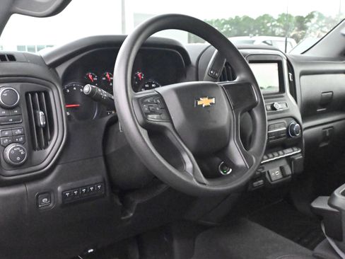 Used 2024 Chevrolet Silverado 2500 Custom w/ Custom Value Package image 3