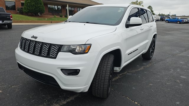 Used 2020 Jeep Grand Cherokee Laredo RWD image 32