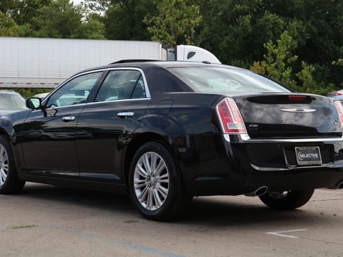 Used 2011 Chrysler 300 C AWD/4WD image 16