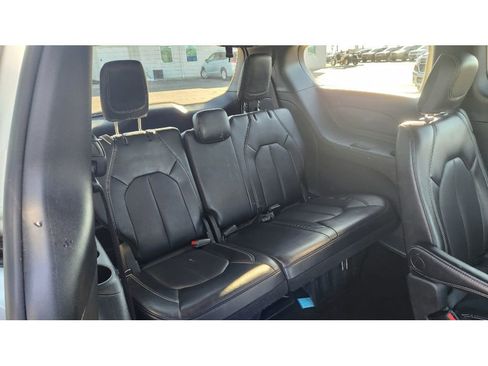 Used 2025 Chrysler Pacifica Select FWD image 17