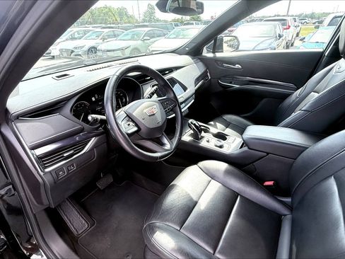 Used 2022 Cadillac XT4 Luxury w/ Cold Weather Package FWD image 9