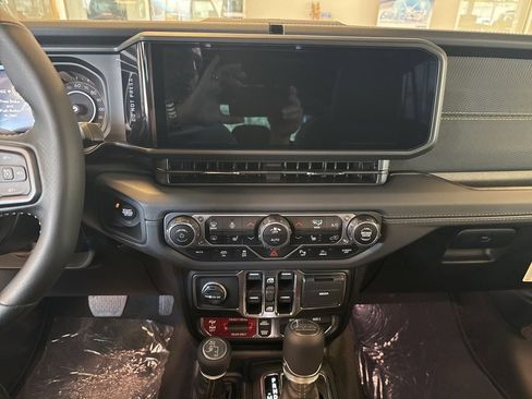 New 2025 Jeep Wrangler Unlimited Rubicon 392 image 18